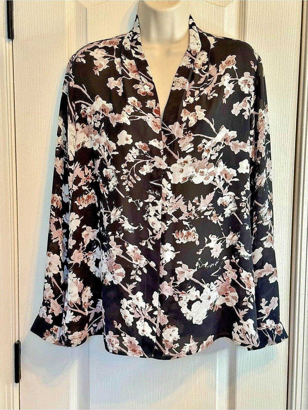Violet + Claire Floral Blouse in Black & Pink Size Medium Like New